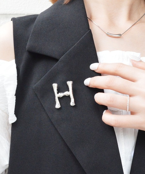 styiro(スタイロ)の「イニシャルメタルブローチ(ブローチ/コサージュ・レディース・シルバー系/ゴールド系/シルバー系3/シルバー系4/シルバー系5/シルバー系6/シルバー系8/ゴールド系3/ゴールド系4/ゴールド系5/ゴールド系6/ゴールド系8/ゴールド系2/ゴールド系9/シルバー系1/ゴールド系7/シルバー系2/ゴールド系1/シルバー系7/シルバー系9・FREE)」の5枚目の写真