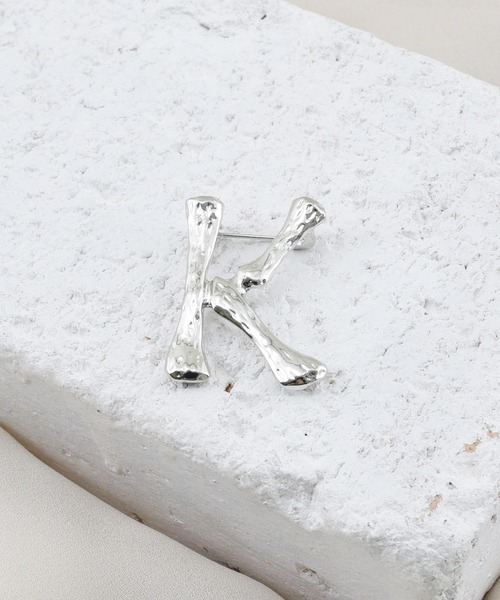 styiro(スタイロ)の「イニシャルメタルブローチ(ブローチ/コサージュ・レディース・シルバー系/ゴールド系/シルバー系3/シルバー系4/シルバー系5/シルバー系6/シルバー系8/ゴールド系3/ゴールド系4/ゴールド系5/ゴールド系6/ゴールド系8/ゴールド系2/ゴールド系9/シルバー系1/ゴールド系7/シルバー系2/ゴールド系1/シルバー系7/シルバー系9・FREE)」の6枚目の写真