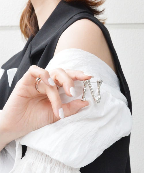 styiro(スタイロ)の「イニシャルメタルブローチ(ブローチ/コサージュ・レディース・シルバー系/ゴールド系/シルバー系3/シルバー系4/シルバー系5/シルバー系6/シルバー系8/ゴールド系3/ゴールド系4/ゴールド系5/ゴールド系6/ゴールド系8/ゴールド系2/ゴールド系9/シルバー系1/ゴールド系7/シルバー系2/ゴールド系1/シルバー系7/シルバー系9・FREE)」の8枚目の写真