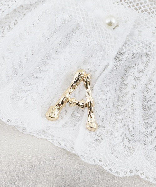 styiro(スタイロ)の「イニシャルメタルブローチ(ブローチ/コサージュ・レディース・シルバー系/ゴールド系/シルバー系3/シルバー系4/シルバー系5/シルバー系6/シルバー系8/ゴールド系3/ゴールド系4/ゴールド系5/ゴールド系6/ゴールド系8/ゴールド系2/ゴールド系9/シルバー系1/ゴールド系7/シルバー系2/ゴールド系1/シルバー系7/シルバー系9・FREE)」の1枚目の写真