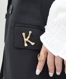 styiro（スタイロ）の「イニシャルメタルブローチ（ブローチ/コサージュ）」