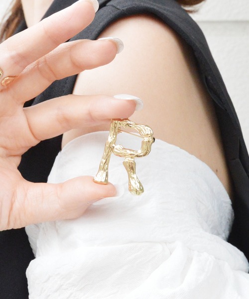 styiro(スタイロ)の「イニシャルメタルブローチ(ブローチ/コサージュ・レディース・シルバー系/ゴールド系/シルバー系3/シルバー系4/シルバー系5/シルバー系6/シルバー系8/ゴールド系3/ゴールド系4/ゴールド系5/ゴールド系6/ゴールド系8/ゴールド系2/ゴールド系9/シルバー系1/ゴールド系7/シルバー系2/ゴールド系1/シルバー系7/シルバー系9・FREE)」の19枚目の写真