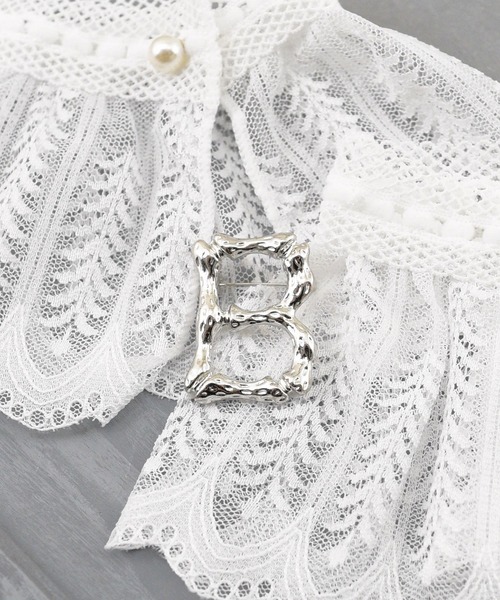 styiro(スタイロ)の「イニシャルメタルブローチ(ブローチ/コサージュ・レディース・シルバー系/ゴールド系/シルバー系3/シルバー系4/シルバー系5/シルバー系6/シルバー系8/ゴールド系3/ゴールド系4/ゴールド系5/ゴールド系6/ゴールド系8/ゴールド系2/ゴールド系9/シルバー系1/ゴールド系7/シルバー系2/ゴールド系1/シルバー系7/シルバー系9・FREE)」の3枚目の写真