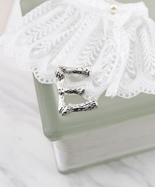 styiro(スタイロ)の「イニシャルメタルブローチ(ブローチ/コサージュ・レディース・シルバー系/ゴールド系/シルバー系3/シルバー系4/シルバー系5/シルバー系6/シルバー系8/ゴールド系3/ゴールド系4/ゴールド系5/ゴールド系6/ゴールド系8/ゴールド系2/ゴールド系9/シルバー系1/ゴールド系7/シルバー系2/ゴールド系1/シルバー系7/シルバー系9・FREE)」の4枚目の写真