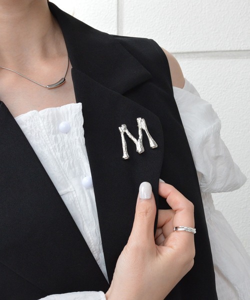 styiro(スタイロ)の「イニシャルメタルブローチ(ブローチ/コサージュ・レディース・シルバー系/ゴールド系/シルバー系3/シルバー系4/シルバー系5/シルバー系6/シルバー系8/ゴールド系3/ゴールド系4/ゴールド系5/ゴールド系6/ゴールド系8/ゴールド系2/ゴールド系9/シルバー系1/ゴールド系7/シルバー系2/ゴールド系1/シルバー系7/シルバー系9・FREE)」の7枚目の写真