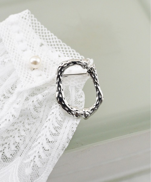 styiro(スタイロ)の「イニシャルメタルブローチ(ブローチ/コサージュ・レディース・シルバー系/ゴールド系/シルバー系3/シルバー系4/シルバー系5/シルバー系6/シルバー系8/ゴールド系3/ゴールド系4/ゴールド系5/ゴールド系6/ゴールド系8/ゴールド系2/ゴールド系9/シルバー系1/ゴールド系7/シルバー系2/ゴールド系1/シルバー系7/シルバー系9・FREE)」の9枚目の写真