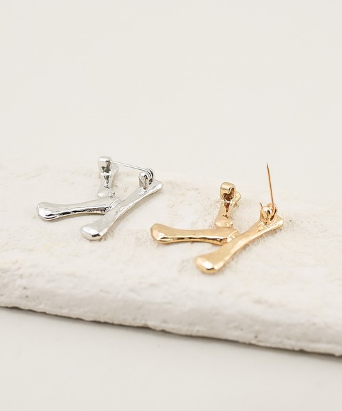 styiro(スタイロ)の「イニシャルメタルブローチ(ブローチ/コサージュ・レディース・シルバー系/ゴールド系/シルバー系3/シルバー系4/シルバー系5/シルバー系6/シルバー系8/ゴールド系3/ゴールド系4/ゴールド系5/ゴールド系6/ゴールド系8/ゴールド系2/ゴールド系9/シルバー系1/ゴールド系7/シルバー系2/ゴールド系1/シルバー系7/シルバー系9・FREE)」の22枚目の写真