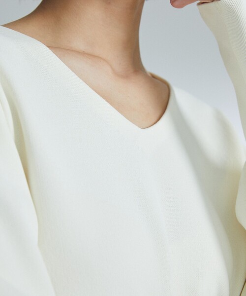 UNITED TOKYO（ユナイテッドトウキョウ）の「Vネックニット｜ウォッシャブル（ニット/セーター・レディース・オフホワイト/ブラック/ブルー・FREE）」の4枚目の写真