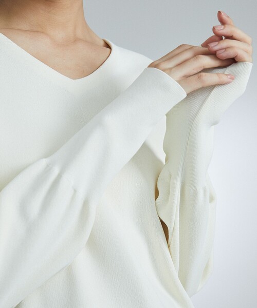 UNITED TOKYO（ユナイテッドトウキョウ）の「Vネックニット｜ウォッシャブル（ニット/セーター・レディース・オフホワイト/ブラック/ブルー・FREE）」の5枚目の写真