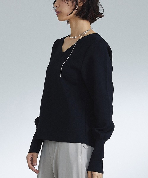 UNITED TOKYO（ユナイテッドトウキョウ）の「Vネックニット｜ウォッシャブル（ニット/セーター・レディース・オフホワイト/ブラック/ブルー・FREE）」の15枚目の写真