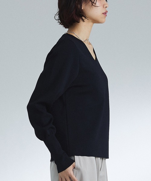 UNITED TOKYO（ユナイテッドトウキョウ）の「Vネックニット｜ウォッシャブル（ニット/セーター・レディース・オフホワイト/ブラック/ブルー・FREE）」の17枚目の写真