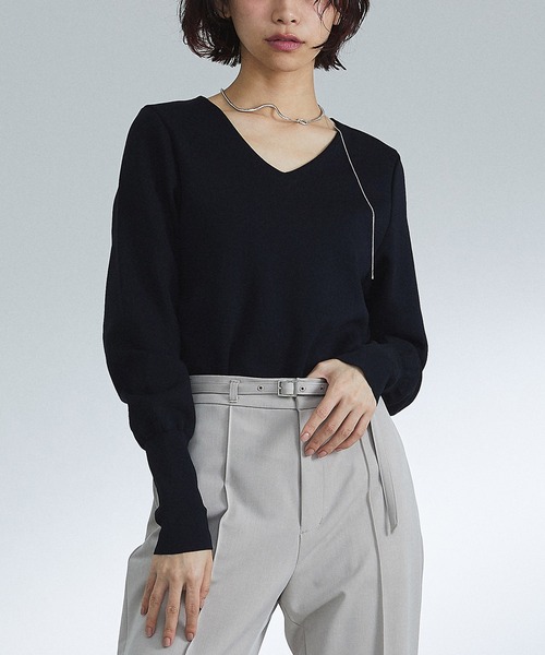 UNITED TOKYO（ユナイテッドトウキョウ）の「Vネックニット｜ウォッシャブル（ニット/セーター・レディース・オフホワイト/ブラック/ブルー・FREE）」の14枚目の写真