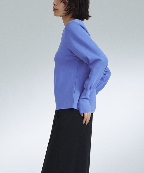 UNITED TOKYO（ユナイテッドトウキョウ）の「Vネックニット｜ウォッシャブル（ニット/セーター・レディース・オフホワイト/ブラック/ブルー・FREE）」の21枚目の写真