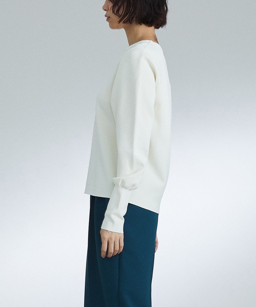 UNITED TOKYO（ユナイテッドトウキョウ）の「Vネックニット｜ウォッシャブル（ニット/セーター・レディース・オフホワイト/ブラック/ブルー・FREE）」の9枚目の写真