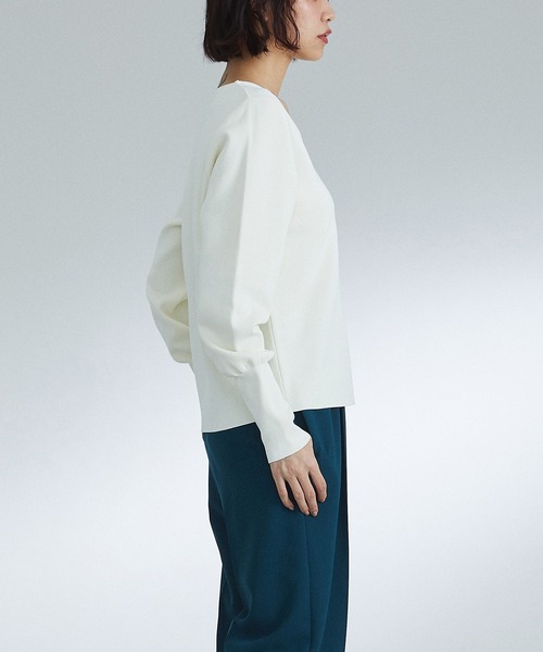 UNITED TOKYO（ユナイテッドトウキョウ）の「Vネックニット｜ウォッシャブル（ニット/セーター・レディース・オフホワイト/ブラック/ブルー・FREE）」の11枚目の写真