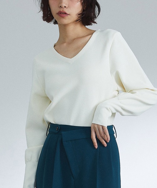 UNITED TOKYO（ユナイテッドトウキョウ）の「Vネックニット｜ウォッシャブル（ニット/セーター・レディース・オフホワイト/ブラック/ブルー・FREE）」の8枚目の写真