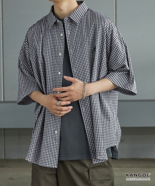 KANGOL(カンゴール)の「KANGOL / カンゴール 別注 ワンポイント ロゴ刺繍 オーバーサイズ アソート レギュラーカラー半袖シャツ(シャツ/ブラウス・メンズ・ブラック系/ネイビー/ブラック系1/ネイビー系/オフホワイト/サックスブルー/ブルー系・L/M)」の4枚目の写真