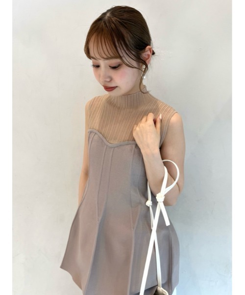LILY BROWN リリーブラウン ノースリーブペプラムニットトップス LILY BROWN（リリーブラウン）の「ノースリペプラムニット