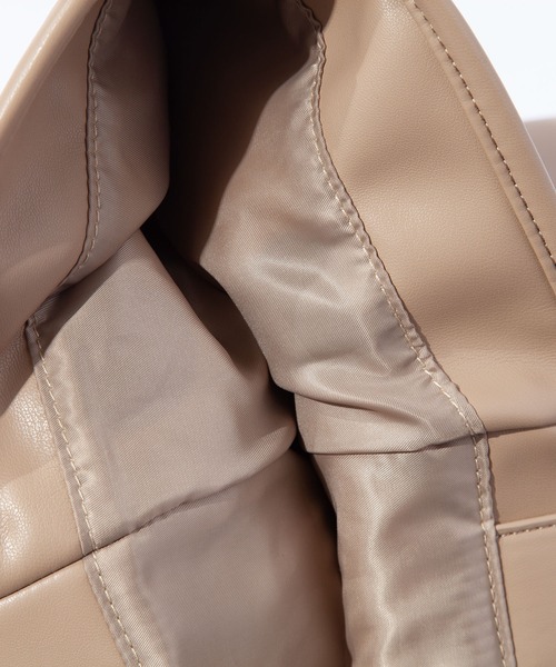 F/CE. （エフシーイー）の「F/CE. TECH LEATHER 2WAY TOTE / エフシーイー テック レザー 2WAY トート（トートバッグ・メンズ・グレー/ベージュ・FREE）」の9枚目の写真