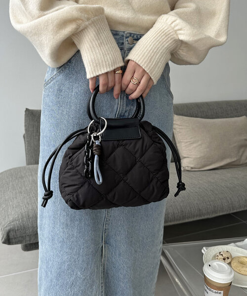 DISCOAT（ディスコート）の「【ちょっとしたお出かけに…♪】チャーム付きキルティングミニショルダーバッグ（ショルダーバッグ・レディース・ブラック/ベージュ/カーキ・FREE）」の9枚目の写真