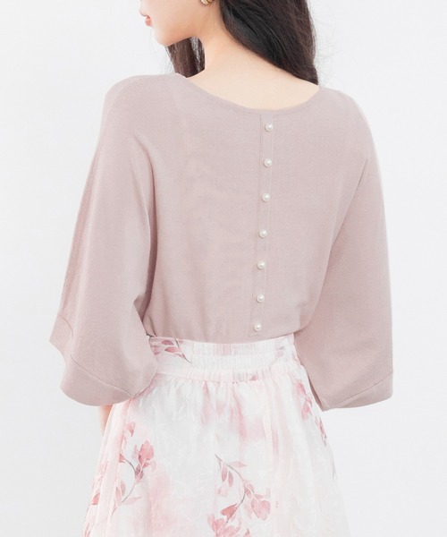 DRESS PLUS(ドレスプラス)の「バックパールボタンニットプルオーバー(ニット/セーター・レディース・ブルーグレー/ベージュ/ピンク/ブラック・M/L)」の4枚目の写真