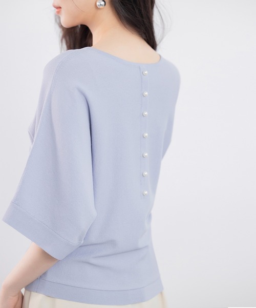 DRESS PLUS(ドレスプラス)の「バックパールボタンニットプルオーバー(ニット/セーター・レディース・ブルーグレー/ベージュ/ピンク/ブラック・M/L)」の3枚目の写真
