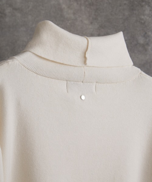 ADRER（アドラー）の「【24AW】extra quality turtle knit sweater / エクストラクオリティタートルニットセーター（ニット/セーター・メンズ・オフホワイト/ブラック・L/M/S/XS/XXS）」の6枚目の写真