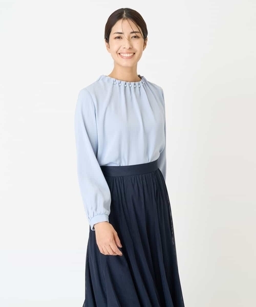 a.v.v(アーヴェヴェ)の「タックネックブラウス(シャツ/ブラウス・レディース・ダークインディゴブルー/ホワイト・34/36/38/40/42)」の8枚目の写真