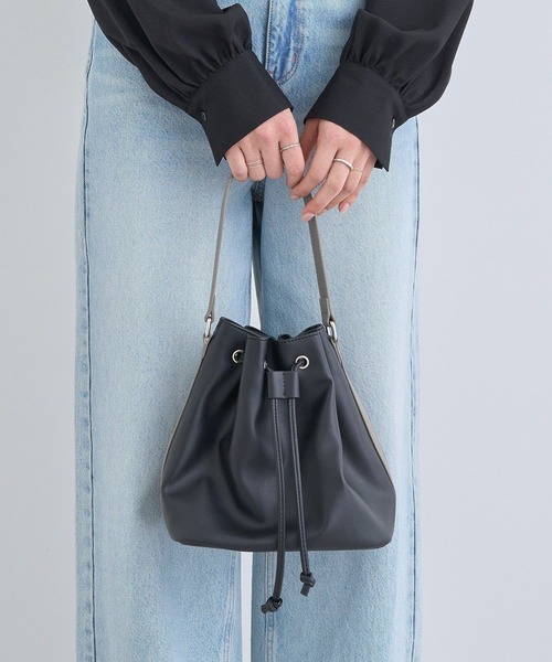 earth music&ecology（アースミュージックアンドエコロジー）の「バイカラーハンドルドロストバッグ（トートバッグ・レディース・ブルー/アイボリー/ブラック・FREE）」の4枚目の写真