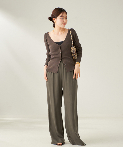 plage(プラージュ)の「silky satin minimal パンツ(その他パンツ・レディース・ブラック/カーキ・36/38)」の5枚目の写真