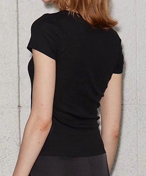 aimoha(アイモハ)の「シンプルフィットTシャツ (SS)(Tシャツ/カットソー・レディース・ホワイト/ブラック/ダークグレー/ライトベージュ・MEDIUM/LARGE)」の9枚目の写真
