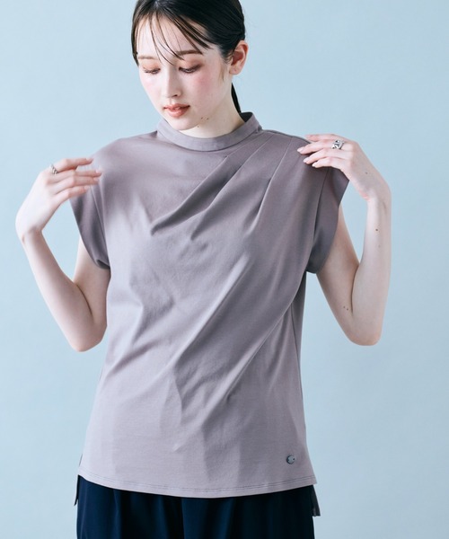 Audie a Muses(オーディアミューズ)の「アシンメトリータックプルオーバー(Tシャツ/カットソー・レディース・ブラウン/オフホワイト/ブラック・42/38)」の1枚目の写真