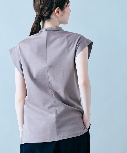 Audie a Muses(オーディアミューズ)の「アシンメトリータックプルオーバー(Tシャツ/カットソー・レディース・ブラウン/オフホワイト/ブラック・42/38)」の11枚目の写真