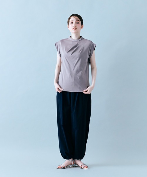 Audie a Muses(オーディアミューズ)の「アシンメトリータックプルオーバー(Tシャツ/カットソー・レディース・ブラウン/オフホワイト/ブラック・42/38)」の15枚目の写真