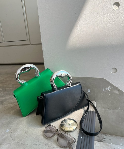 styiro(スタイロ)の「シルバーリングハンドルフラップバッグ(ショルダーバッグ・レディース・ブラック/ベージュ系その他/オレンジ/グリーン・FREE)」の11枚目の写真