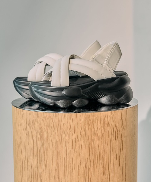 LEPSIM（レプシィム）の「パデッドクロスサンダル　494467（サンダル・レディース・アイボリー/ブラック・MEDIUM/LARGE）」の3枚目の写真