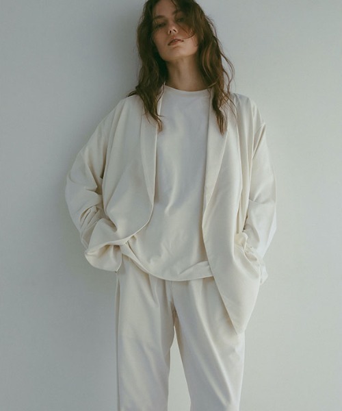 ETRE TOKYO（エトレトウキョウ）の「three dots パウダリーコットンジャケット（テーラードジャケット・レディース・ベージュ/ネイビー/オフホワイト・M/L）」の2枚目の写真