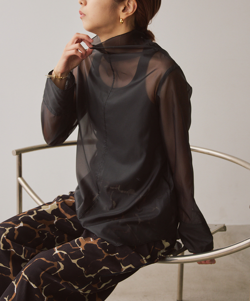 VERMEIL par iena(ヴェルメイユパーイエナ)の「オーガンジーハイネックブラウス(シャツ/ブラウス・レディース・ブラック/チャコールグレー・FREE)」の1枚目の写真