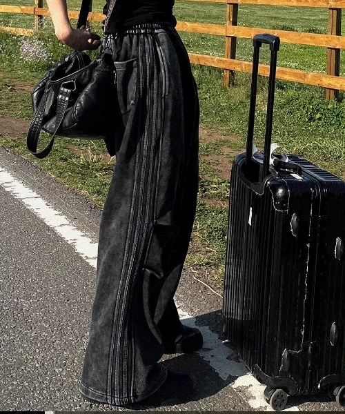 COSYHARU(コシハル)の「ピグメントトラックワイドトレーニングパンツ(スウェットパンツ・メンズ・チャコール・MEDIUM/LARGE)」の17枚目の写真