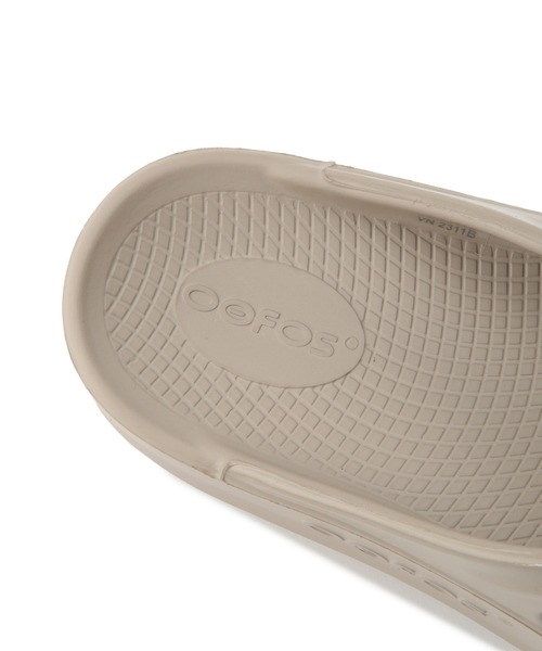 OOFOS(ウーフォス)の「【OOFOS/ウーフォス】OOmega リカバリーサンダル(サンダル・レディース・ブラック/ベージュ系その他2・23/24/23.0cm/24.0cm)」の9枚目の写真