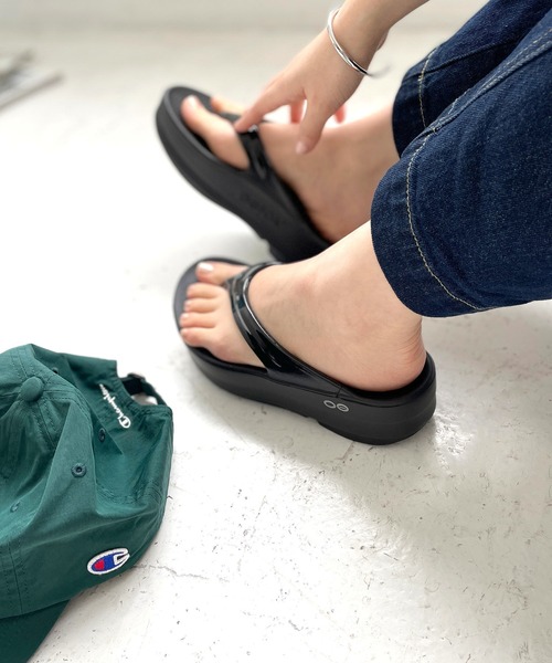 OOFOS(ウーフォス)の「【OOFOS/ウーフォス】OOmega リカバリーサンダル(サンダル・レディース・ブラック/ベージュ系その他2・23/24/23.0cm/24.0cm)」の4枚目の写真