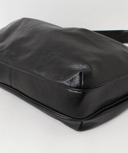 gossip!ロサンゼルス(ゴシップロサンゼルス)の「ソフトレザーシンプルショルダーバッグ トラベルバッグ 大容量 《通勤・通学に!》(ボストンバッグ・レディース・ブラック/ブラウン・FREE)」の4枚目の写真