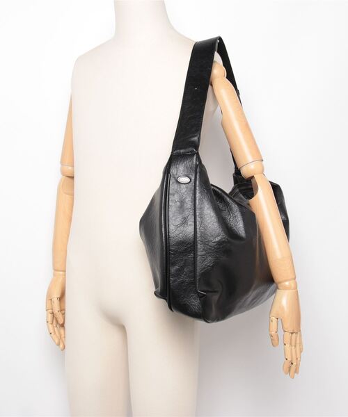 gossip!ロサンゼルス(ゴシップロサンゼルス)の「ソフトレザーシンプルショルダーバッグ トラベルバッグ 大容量 《通勤・通学に!》(ボストンバッグ・レディース・ブラック/ブラウン・FREE)」の6枚目の写真