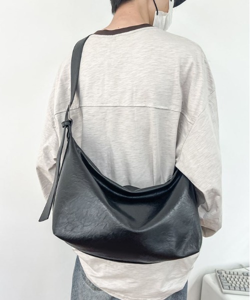 gossip!ロサンゼルス(ゴシップロサンゼルス)の「ソフトレザーシンプルショルダーバッグ トラベルバッグ 大容量 《通勤・通学に!》(ボストンバッグ・レディース・ブラック/ブラウン・FREE)」の18枚目の写真