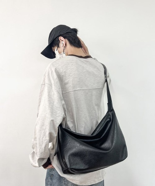 gossip!ロサンゼルス(ゴシップロサンゼルス)の「ソフトレザーシンプルショルダーバッグ トラベルバッグ 大容量 《通勤・通学に!》(ボストンバッグ・レディース・ブラック/ブラウン・FREE)」の19枚目の写真