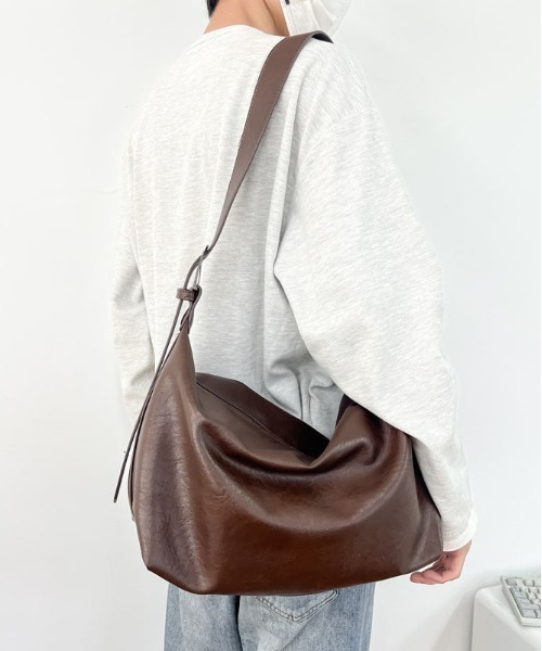 gossip!ロサンゼルス(ゴシップロサンゼルス)の「ソフトレザーシンプルショルダーバッグ トラベルバッグ 大容量 《通勤・通学に!》(ボストンバッグ・レディース・ブラック/ブラウン・FREE)」の21枚目の写真