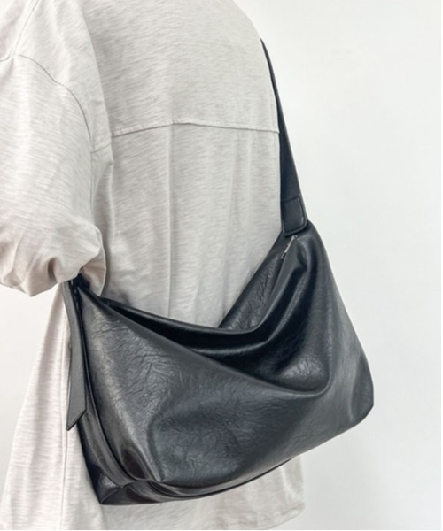 gossip!ロサンゼルス(ゴシップロサンゼルス)の「ソフトレザーシンプルショルダーバッグ トラベルバッグ 大容量 《通勤・通学に!》(ボストンバッグ・レディース・ブラック/ブラウン・FREE)」の16枚目の写真