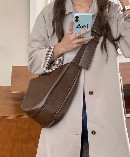 gossip!ロサンゼルス(ゴシップロサンゼルス)の「ソフトレザーシンプルショルダーバッグ トラベルバッグ 大容量 《通勤・通学に!》(ボストンバッグ・レディース・ブラック/ブラウン・FREE)」の7枚目の写真