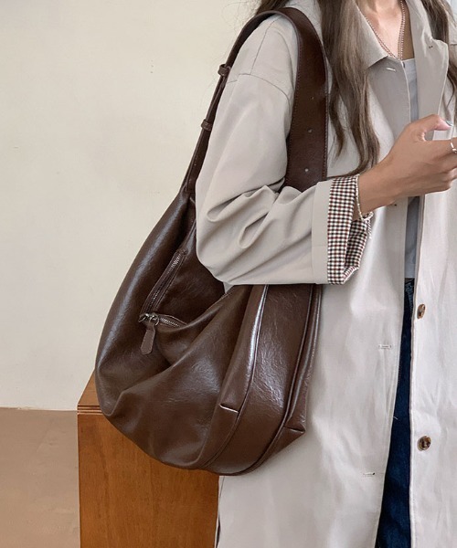 gossip!ロサンゼルス(ゴシップロサンゼルス)の「ソフトレザーシンプルショルダーバッグ トラベルバッグ 大容量 《通勤・通学に!》(ボストンバッグ・レディース・ブラック/ブラウン・FREE)」の8枚目の写真