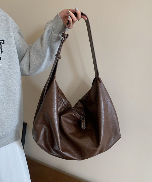 gossip!ロサンゼルス(ゴシップロサンゼルス)の「ソフトレザーシンプルショルダーバッグ トラベルバッグ 大容量 《通勤・通学に!》(ボストンバッグ・レディース・ブラック/ブラウン・FREE)」の9枚目の写真